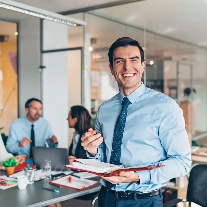 medewerker lokaal bestuur in meeting over inzicht in de praktijk van steden en gemeenten